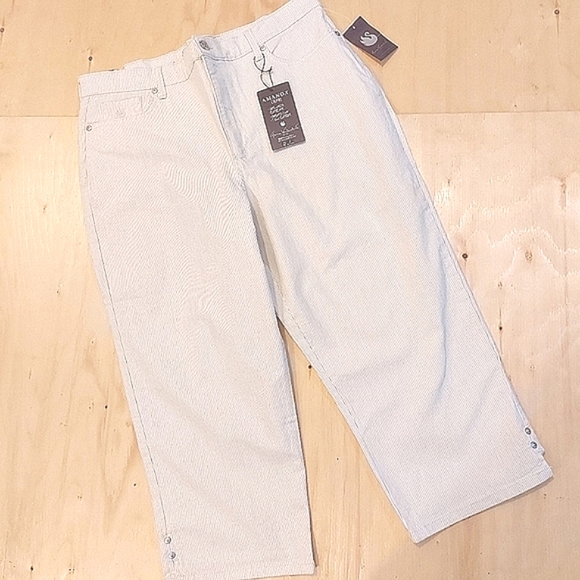 3 for $25- Gloria Vanderbilt Cream Capris, Size 14 - Picture 1 of 16